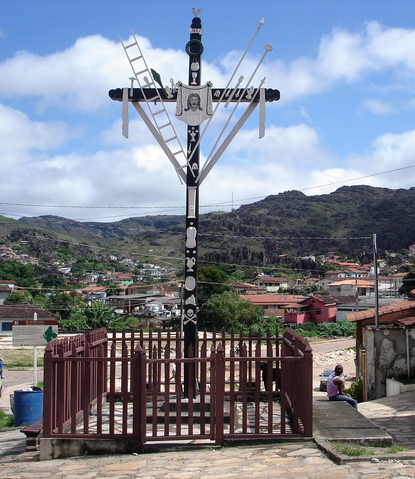 Cruz enfeitada com flores e fitas